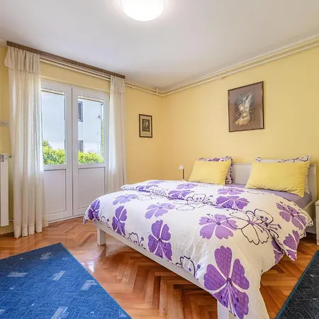 Апартаменты 2 Bedroom Awesome In